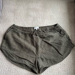 Community shorts in green size M